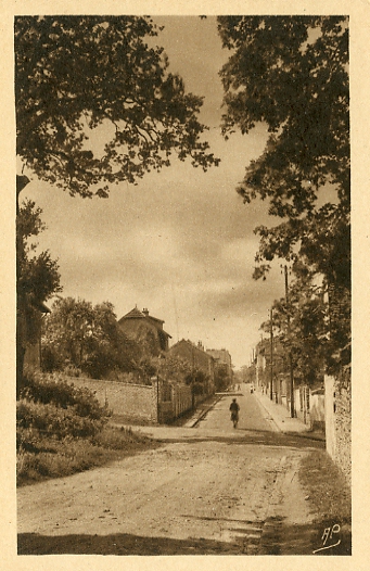 Le calme rue Rémont, vue depuis le chemin de la Sablière. Carte sépia Le calme rue Rémont, vue depuis le chemin de la Sablière. Carte sépia
