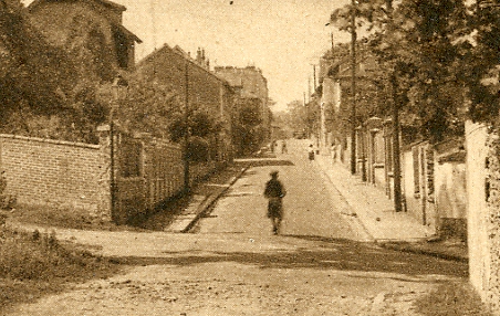 Le calme rue Rémont, vue depuis le chemin de la Sablière. Carte sépia