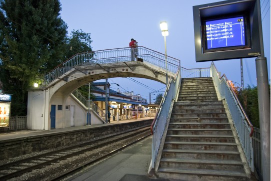 Rencontre sur la passerelle de la gare. Clich 2011.