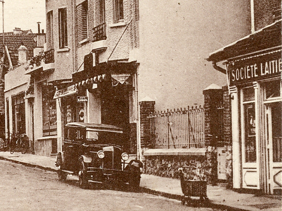 Voiture gare dans le bas de la rue Ren. A noter la voiture d’enfant en osier,  moins que ce ne soint un prcurseur de caddie...