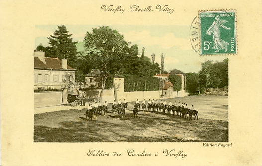 Evolution questre sur le plateau des Bertisettes, face  Saint-Vigor dont on note les grands arbres du parc. CPA colorie encadre(coll. part.)