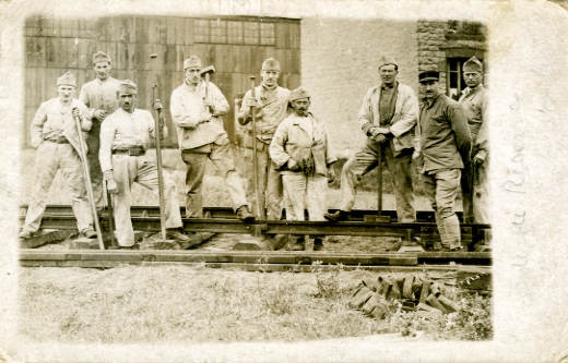 Equipe de la rserve sur un chantier de pose de rails. (coll. part.)