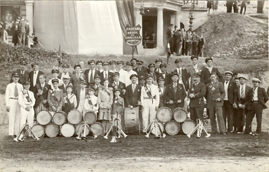 Fanfare Rveil de Chaville sur les marches de la Mairie.