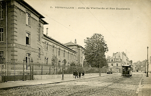 Tramway passant devant l’entre de l’hpital Richaud