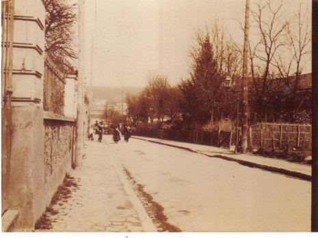 La rue Rieussec face à l’école, à la hauteur de la sente de la Poste. Photographie début du XXème siècle. Coll. particulière