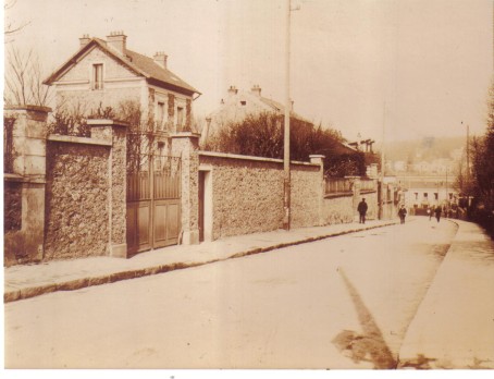 La rue Rieussec face  l’cole. Photographie dbut du XXme sicle. Vue  la hauteur de la future entre vers N-D du Chne. Coll. particulire