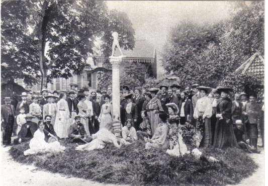 Les amis de Rodin rassembls lors d’une fte pour le matre. CPM reproduction d’un clich du muse Rodin de Paris.