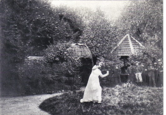 Isadoran Duncan danse pour Rodin lors d’une fête pour le maître. CPM reproduction d’un cliché du musée Rodin de Paris. Isadoran Duncan danse pour Rodin lors d’une fête pour le maître. CPM reproduction d’un cliché du musée Rodin de Paris.