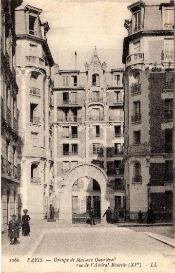 Entre des maisons ouvrires de la rue de l’Amiral Roussin Vue prise depuis la rue de Viroflay. CPA Coll ; pers.