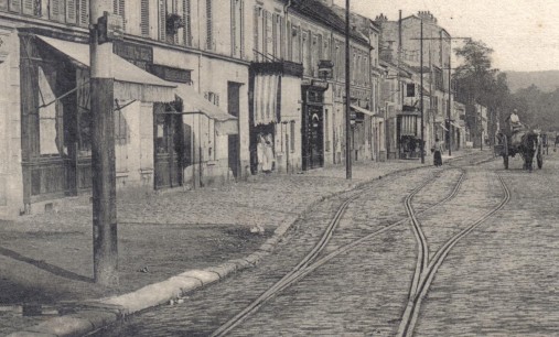 Dtail de la station de tramway des Arcades. On note les grands poteaux pour l’alimentation lectrique.