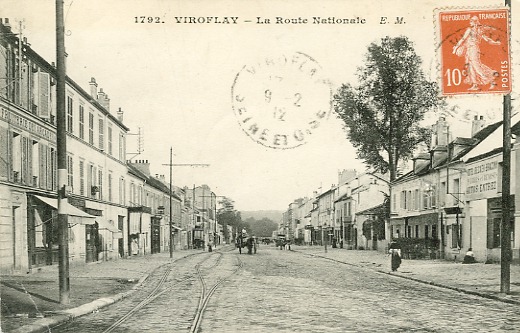 Perspective de l’avenue au centre de Viroflay. Au premier plan  droite, les aiguillage pour le croisement du tramway et l’entre de l’htel Becker-Brancony puis la facade de la maison Rasquin avec son arbre. (coll. part.)