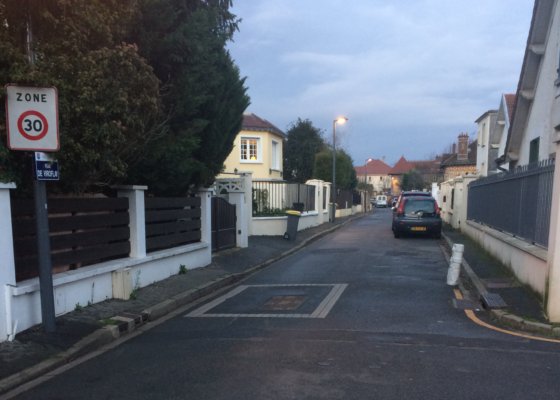 La rue de Viroflay, vue depuis la fin de la sente des Mouchets. Clich J .Larour dcembre 2020