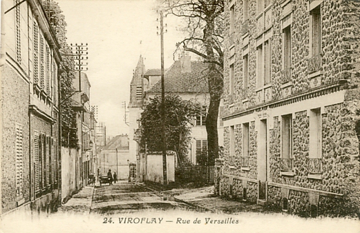 La rue de Versailles dans sa partie qui monte du Village. A gauche un immeuble de rapport puis l’htel Aimery. CPA (coll. part.)