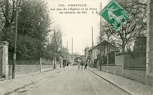 Perspective de la rue de l’glise, montant vers la gare rive-gauche. 