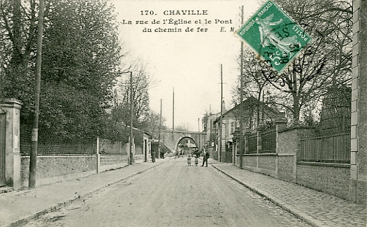 Perspective de la rue de l’glise, montant vers la gare rive-gauche. 