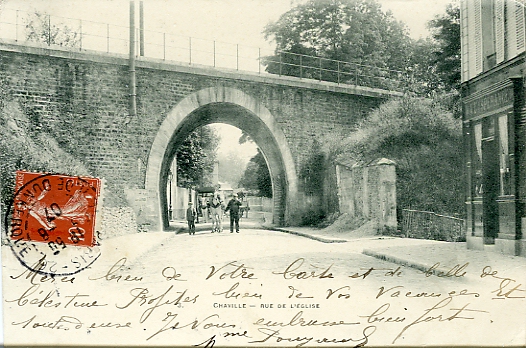 Le pont sous la ligne de chemin de fer. CPA circule. (coll. part.)