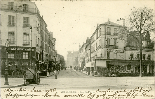 La rue prise depuis l’avenue de Saint Cloud, avec l’Htel de Ville au fond. Dballage devant le magasin Dufayel,  droite.