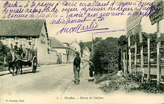 Vue de l’entre de la ferme du Haras, rue de Jouy, en regardant vers Chaville. Petite animation. (coll. part.)