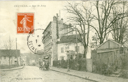 La rue de Jouy vue du pont ferroviaire. On reconnait  gauche les grands btiments de la Ferme du Haras de Gaillon (coll. part.)