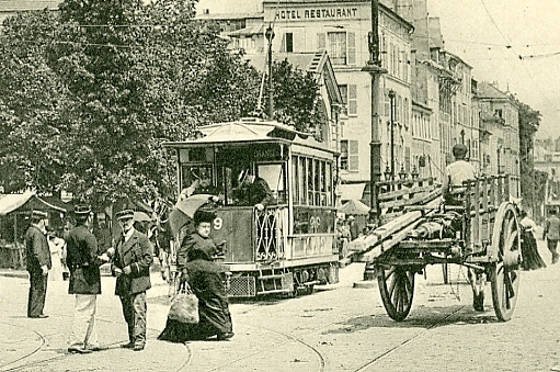Tramway et attelage rue de la Paroisse.