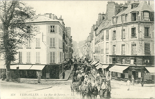 Un convoi de troupe rue de Satory. Cette rue est maintenant pitonne.