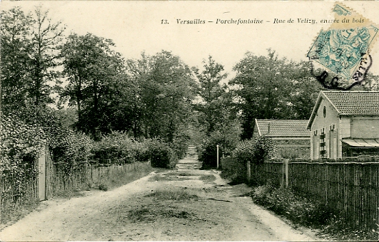 La rue montant vers Vélizy à travers bois. C’est maintenant la rue Berthelot qui dessert le stade et le camping international. Carte postée le 31/12/05. A. Bourdier éditeur (coll. part.) La rue montant vers Vélizy à travers bois. C’est maintenant la rue Berthelot qui dessert le stade et le camping international. Carte postée le 31/12/05. A. Bourdier éditeur (coll. part.)