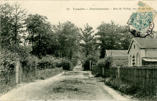 La rue montant vers Vlizy  travers bois. C’est maintenant la rue Berthelot qui dessert le stade et le camping international. Carte poste le 31/12/05. A. Bourdier diteur (coll. part.)