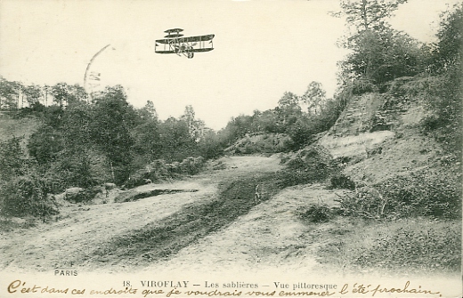 La monte du chemin le long de la grande sablire. Comme frquemment, un aroplane a t incrust par l’diteur pour rendre la photo plus originale. On remarquera la diffrence de rsolution avec le reste du clich, dat de 1916. (coll. part.)