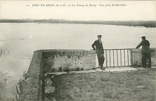 Point de vue sur la route passant  au milieu des tangs de Saclay. Ce site est maintenant un point d’observation des oiseaux migrateurs. L’attitude des deux hommes peut laisser supposer qu’il l’tait dj il y a un sicle. (coll. part.)