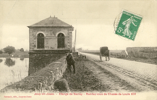 Au milieu de la digue, le pavillon de contrôle des écluses entre les étangs de Saclay au bord de la route. Au loin, la route mène au carrefour du Christ de Saclay et au bourg. On peut supposer que la carriole légère arrêtée est celle où le photographe transportait son matériel. (coll. part.) Au milieu de la digue, le pavillon de contrôle des écluses entre les étangs de Saclay au bord de la route. Au loin, la route mène au carrefour du Christ de Saclay et au bourg. On peut supposer que la carriole légère arrêtée est celle où le photographe transportait son matériel. (coll. part.)