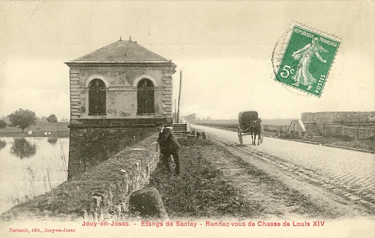 Au milieu de la digue, le pavillon de contrle des cluses entre les tangs de Saclay au bord de la route. Au loin, la route mne au carrefour du Christ de Saclay et au bourg. On peut supposer que la carriole lgre arrte est celle o le photographe transportait son matriel. (coll. part.)