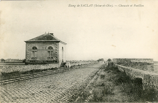 Belle perspective de la route pave qui surplombe les tangs. Le petit pavillon abrite le mcanisme d’une cluse qui permet la communication des eaux sous la route. (coll. part.)