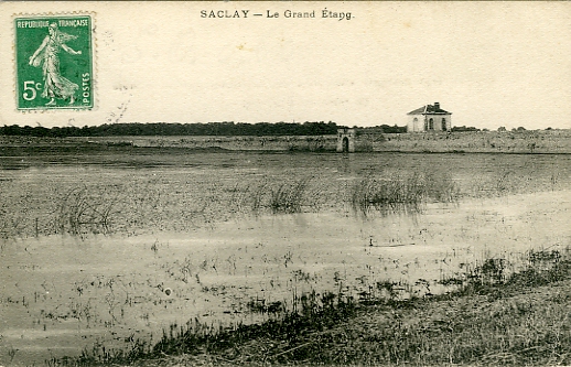 Vue du poste d’écluse depuis la rive sud-ouest du Grand Etang. Carte A et Cie, ayant circulé le 07/06/1909. (coll. part.) Vue du poste d’écluse depuis la rive sud-ouest du Grand Etang. Carte A et Cie, ayant circulé le 07/06/1909. (coll. part.)