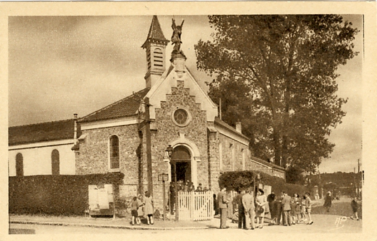 Sortie de messe devant Saint Michel. CPA sépia années 30 Sortie de messe devant Saint Michel. CPA sépia années 30