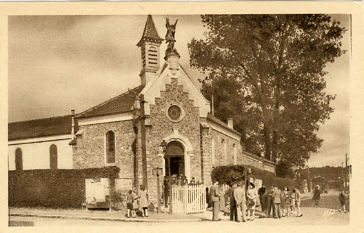 Sortie de messe devant Saint Michel. CPA spia annes 30