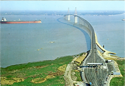 Le pont de St Nazaire et sa gare de page. Elle a maintenant disparu, comme quoi il ne faut pas dsesprer.