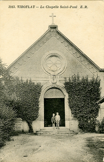 Entre de St Paul avec des enfants sur les marches. Les lettres S et P entrelaces figurent au fronton.