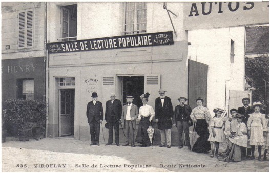 Belle animation devant la salle de lecture populaire. On reconnait  droite une partie de l’entre de l’htel Bracony. CPA non circule. Coll. part.