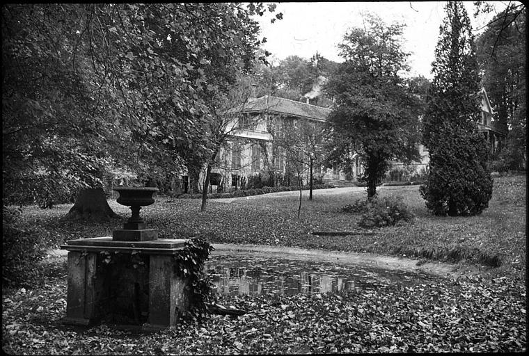 Bassin dans le parc de Bon Repos. (C) Ministre de la Culture (France) - Mdiathque de l’architecture et du patrimoine - diffusion RMN