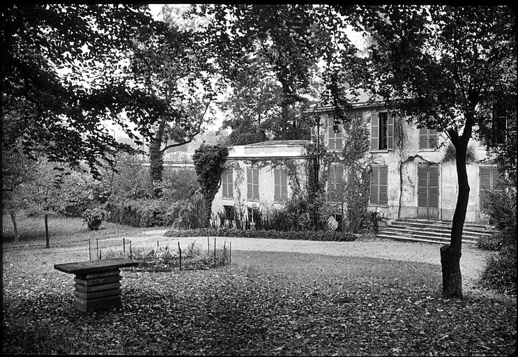 Faade donnant sur le jardin.(C) Ministre de la Culture (France) - Mdiathque de l’architecture et du patrimoine - diffusion RMN