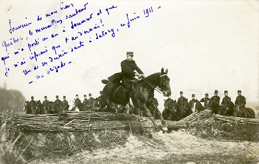 Scène d’équitation à Satory. Carte photo datée par l’intéressé de juin 1911. Carte ayant circulé le 1/10/1911.
