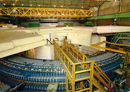Centre d’études nucléaires de Saclay (seine et Oise). L’anneau de l’accélérateur Saturne sans la totalité de ses protections de béton lourd. Correspondance d’un Alsacien en stage de formation à Saclay. CPSM circulée le 12/12/1963. Centre d’études nucléaires de Saclay (seine et Oise). L’anneau de l’accélérateur Saturne sans la totalité de ses protections de béton lourd. Correspondance d’un Alsacien en stage de formation à Saclay. CPSM circulée le 12/12/1963.
