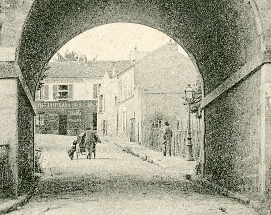 Détail du haut de la rue de la Saussaye. La rue est barrée par le café Détail du haut de la rue de la Saussaye. La rue est barrée par le café