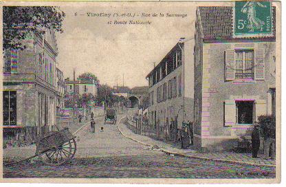La rue de la Saussaye, au pied des Arcades, au début du XX° siècle. (coll. part.)