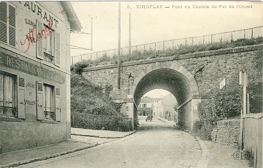 Même vue de la montée de la rue de la Saussaye et le pont du chemin de fer. La carte est estampillée d’une publicité pour les potages Maggi. (coll. part.) Même vue de la montée de la rue de la Saussaye et le pont du chemin de fer. La carte est estampillée d’une publicité pour les potages Maggi. (coll. part.)