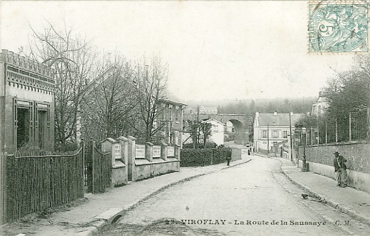 Juste à la sortie de la gare Rive-Droite, la rue de la Saussaye, maintenant Gabriel Péri descend vers les Arcades. (coll. part.) Juste à la sortie de la gare Rive-Droite, la rue de la Saussaye, maintenant Gabriel Péri descend vers les Arcades. (coll. part.)