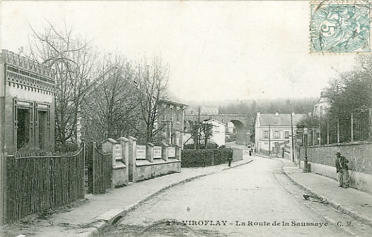 Juste  la sortie de la gare Rive-Droite, la rue de la Saussaye, maintenant Gabriel Pri descend vers les Arcades. (coll. part.)