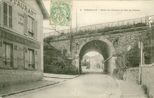 Le pont du chemin de fer. Dans l’axe la rue est encore droite jusqu’au café Le pont du chemin de fer. Dans l’axe la rue est encore droite jusqu’au café