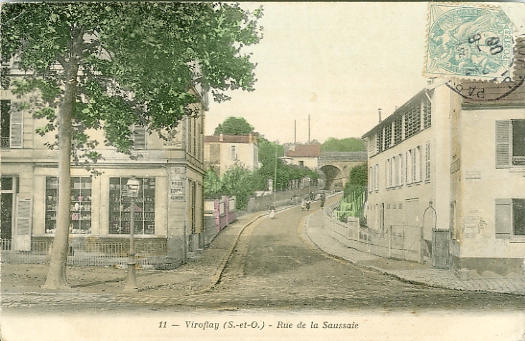 Vue colorie de la Saussaye depuis la route nationale. CPA circule. Coll. part.