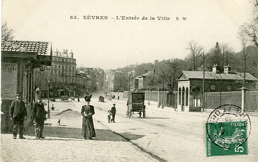 Entrée de la ville. CPA E. Malcuit, SEVRES n° 63, circulée 10/1905 (coll. part.) Entrée de la ville. CPA E. Malcuit, SEVRES n° 63, circulée 10/1905 (coll. part.)